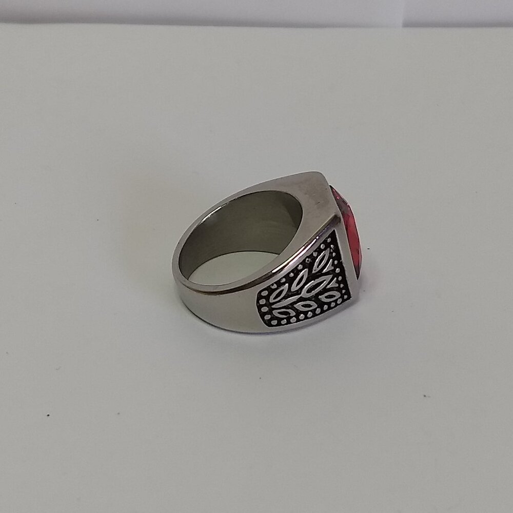 Red Rectangular Faceted Stone Ring Chunky Heavy Ornate Detail Sides Size 8 Goth - Picture 2 of 8
